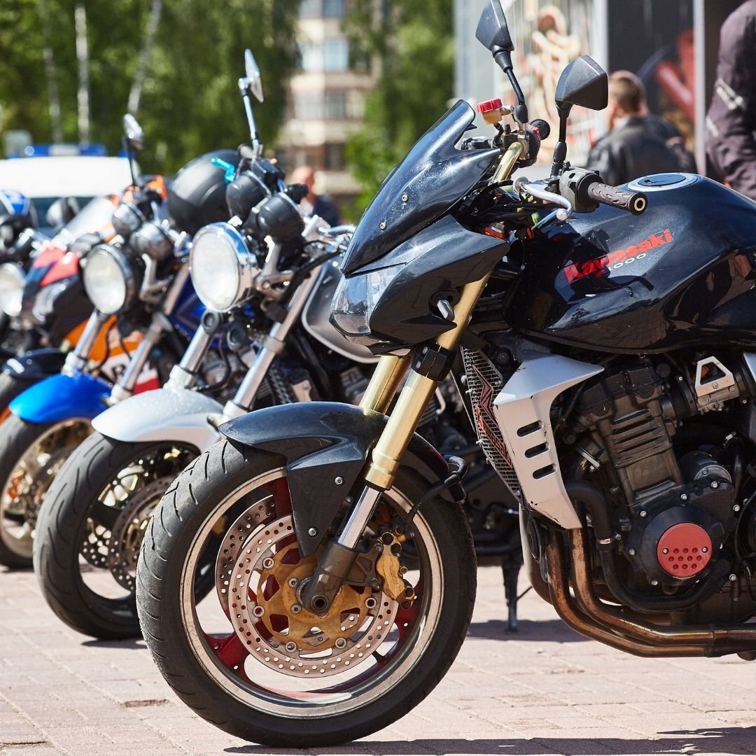 Motocicletas alinhadas